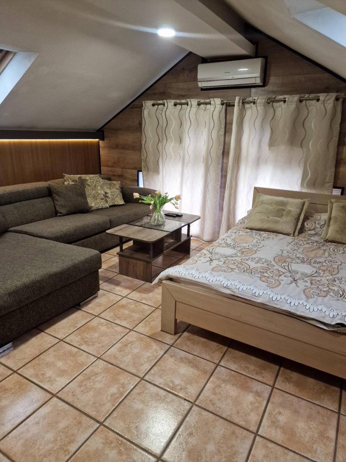 Guest House Maja Novi Sad Esterno foto